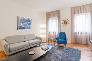 Flat-screen TV - GuestHost - Exclusive apartment perfect for 4 guests located in the very center of Padua, in the luxury shopping street, immersed in the magic of the squares, a stone's throw from the Scrovegni Chapel, the Bo, the Palazzo della Ragione, the Duomo and 1 (Padova)
