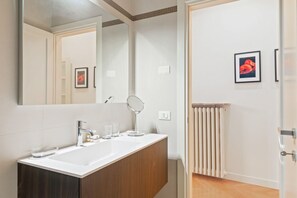 Bathtub, hair dryer, bidet, towels