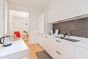 Fridge, microwave, oven, stovetop - GuestHost - Exclusive apartment perfect for 4 guests located in the very center of Padua, in the luxury shopping street, immersed in the magic of the squares, a stone's throw from the Scrovegni Chapel, the Bo, the Palazzo della Ragione, the Duomo and 1 (Padova)