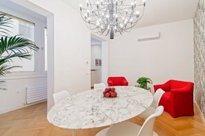 Dining - Exclusive apartment perfect for 4 guests located in the very center of Padua, in the luxury shopping street, immersed in the magic of the squares, a stone's throw from the Scrovegni Chapel, the Bo, the Palazzo della Ragione, the Duomo and 15 minutes wa (Padova)