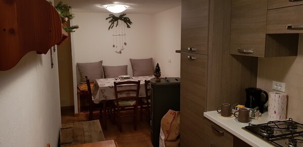 Fridge, oven, stovetop, electric kettle