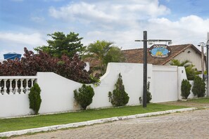 Vista frontal de la propiedad