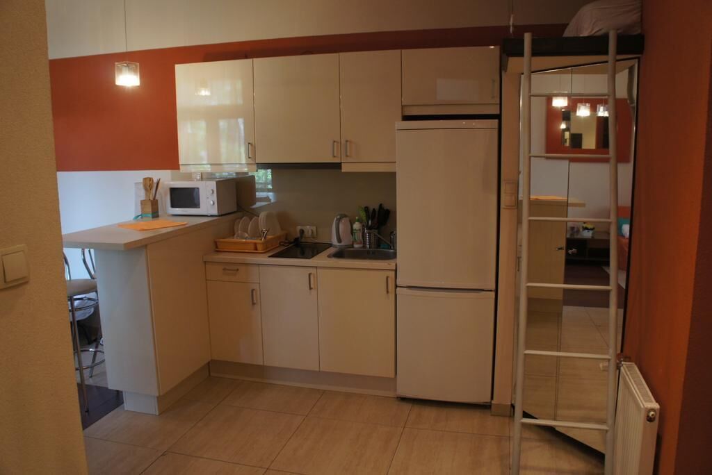 Apartamento | Cocina privada | Frigorífico, microondas y utensilios de cocina