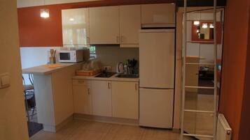 Apartamento | Cocina privada | Frigorífico, microondas y utensilios de cocina