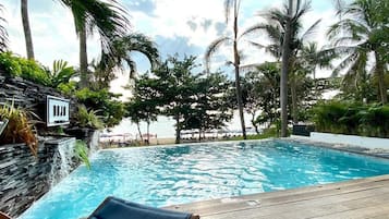 Piscine extérieure, piscine à débordement