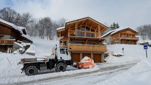 A snow-covered road with a snowplow and a truck. - B&B - La Case A Kio Bourg-St-Maurice Les Arcs (Les Chapelles)