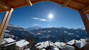 A wooden cabin with a view of snow-covered mountains and a clear blue sky. - B&B - La Case A Kio Bourg-St-Maurice Les Arcs (Les Chapelles)
