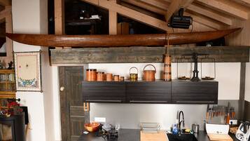 Lemari es kecil, microwave di ruangan umum, dan oven