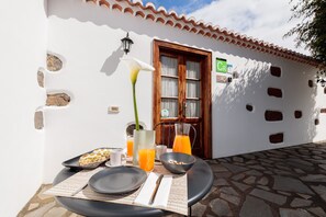 Outdoor dining - Casa Rural Facundo Close to the natural pools of La Fajana de Barlovento (Barlovento)