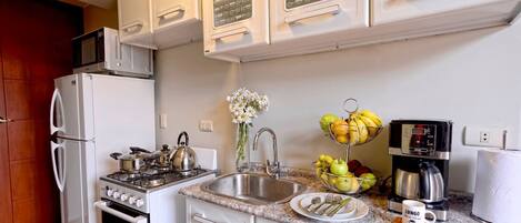 Réfrigérateur, micro-ondes, four, plaque de cuisson