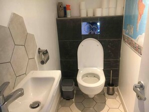 Haartrockner, Handtücher, Toilettenpapier