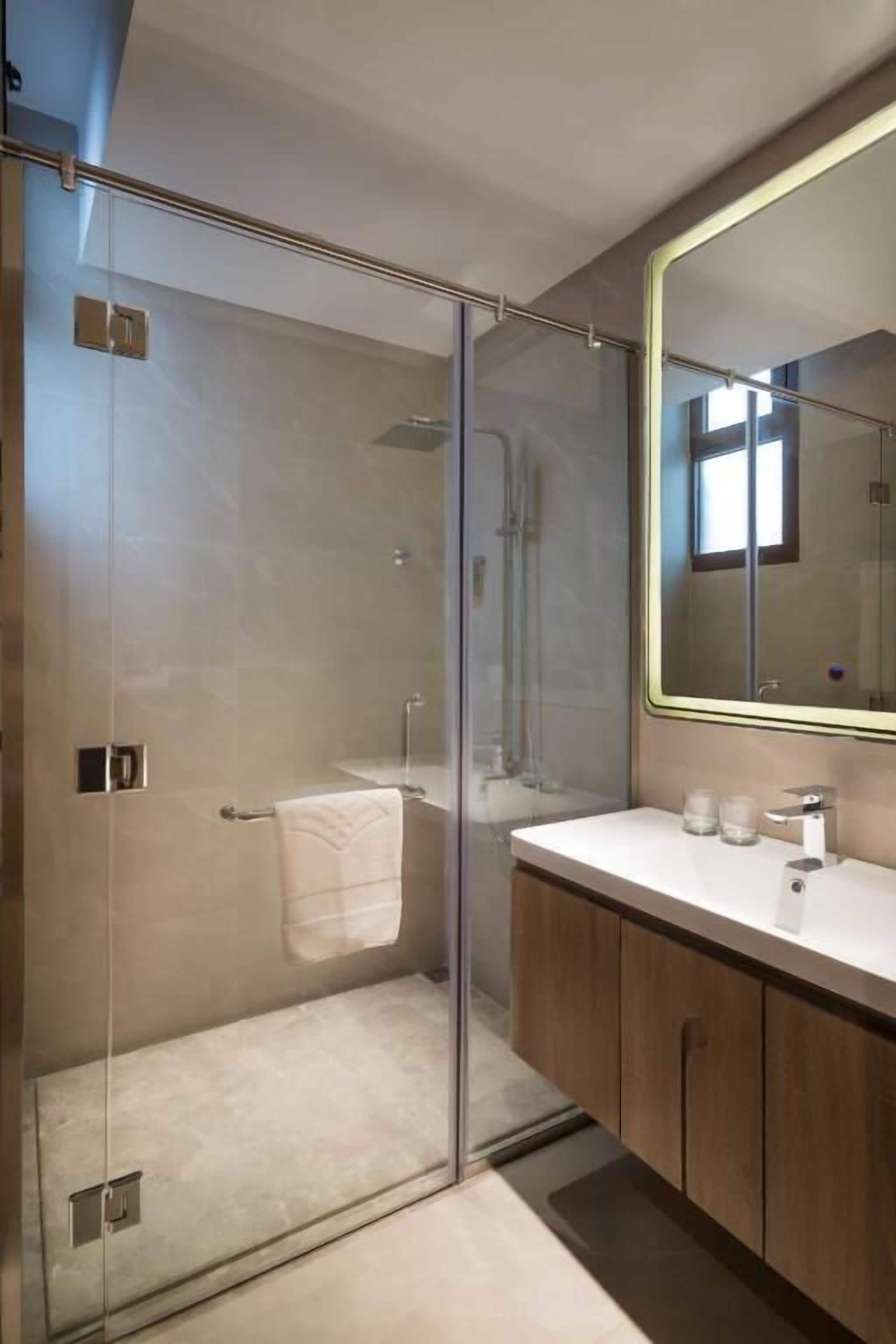 shower, rainfall showerhead, free toiletries, hair dryer