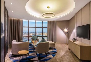 小型开间套房 | 迷你吧、客房内保险箱、办公桌、熨斗/熨板