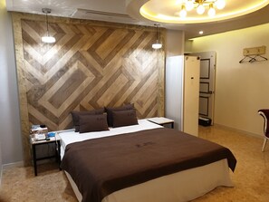 Desk, iron/ironing board, free WiFi - Hotel Bellagio (Busan)