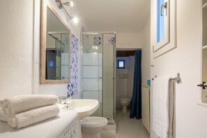 Douche, sèche-cheveux, bidet, serviettes fournies