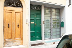 Exterior detail - A house near the Galleria dell'Accademia by Mmega (Firenze)