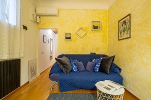 Living area - A house near the Galleria dell'Accademia by Mmega (Firenze)