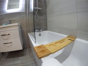 Luxury Apartment | Bathroom | Free toiletries, towels - Boutique Penthouse Apartment (Northampton)