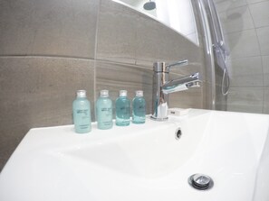 Luxury Apartment | Bathroom amenities | Free toiletries, towels - Boutique Penthouse Apartment (Northampton)