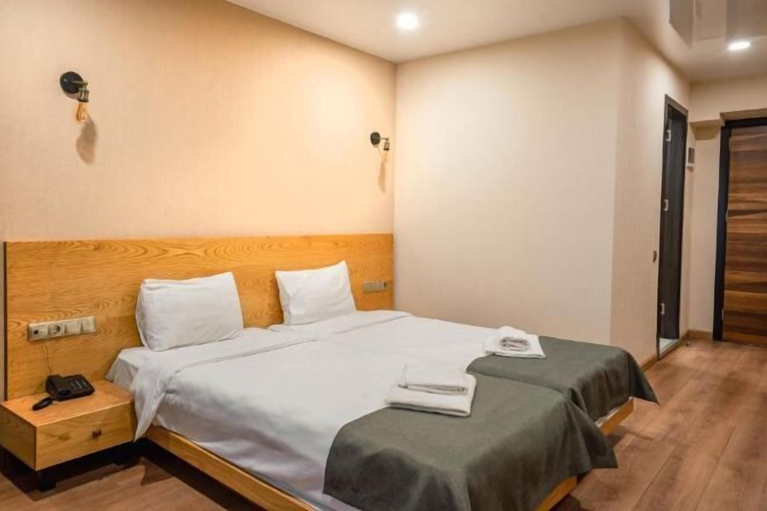 Luxe beddengoed, bedden met traagschuimmatrassen, een kluis op de kamer