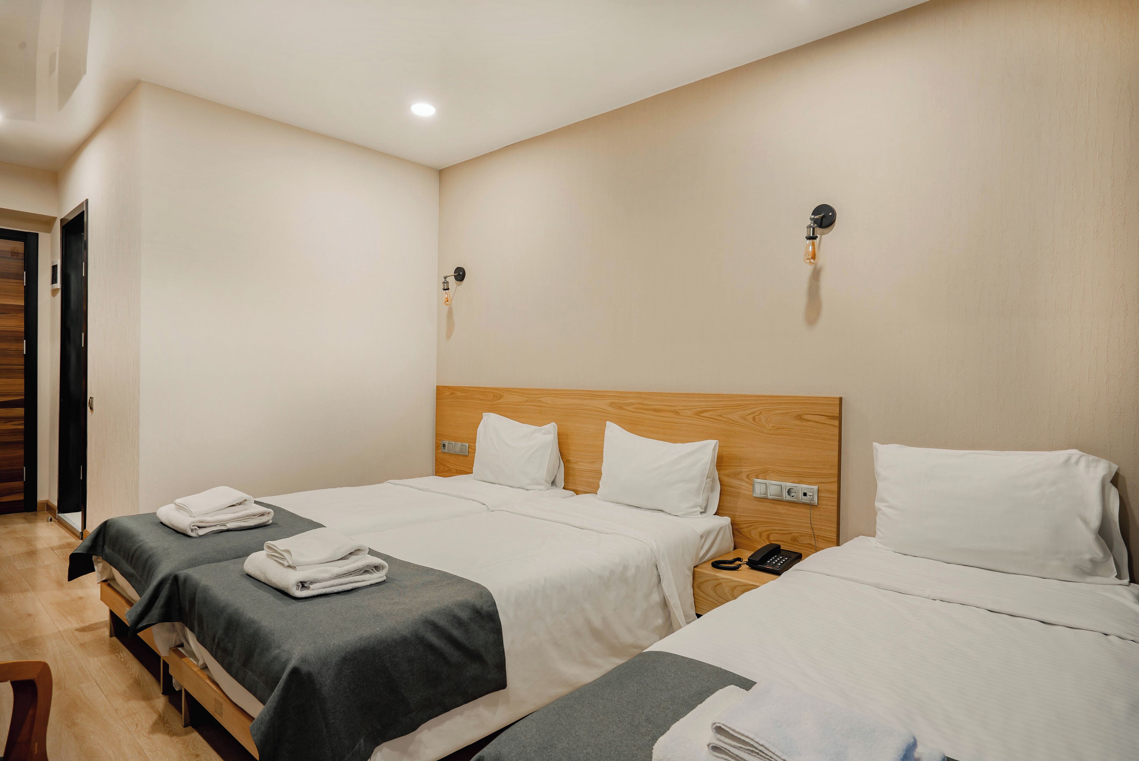 Luxe beddengoed, bedden met traagschuimmatrassen, een kluis op de kamer