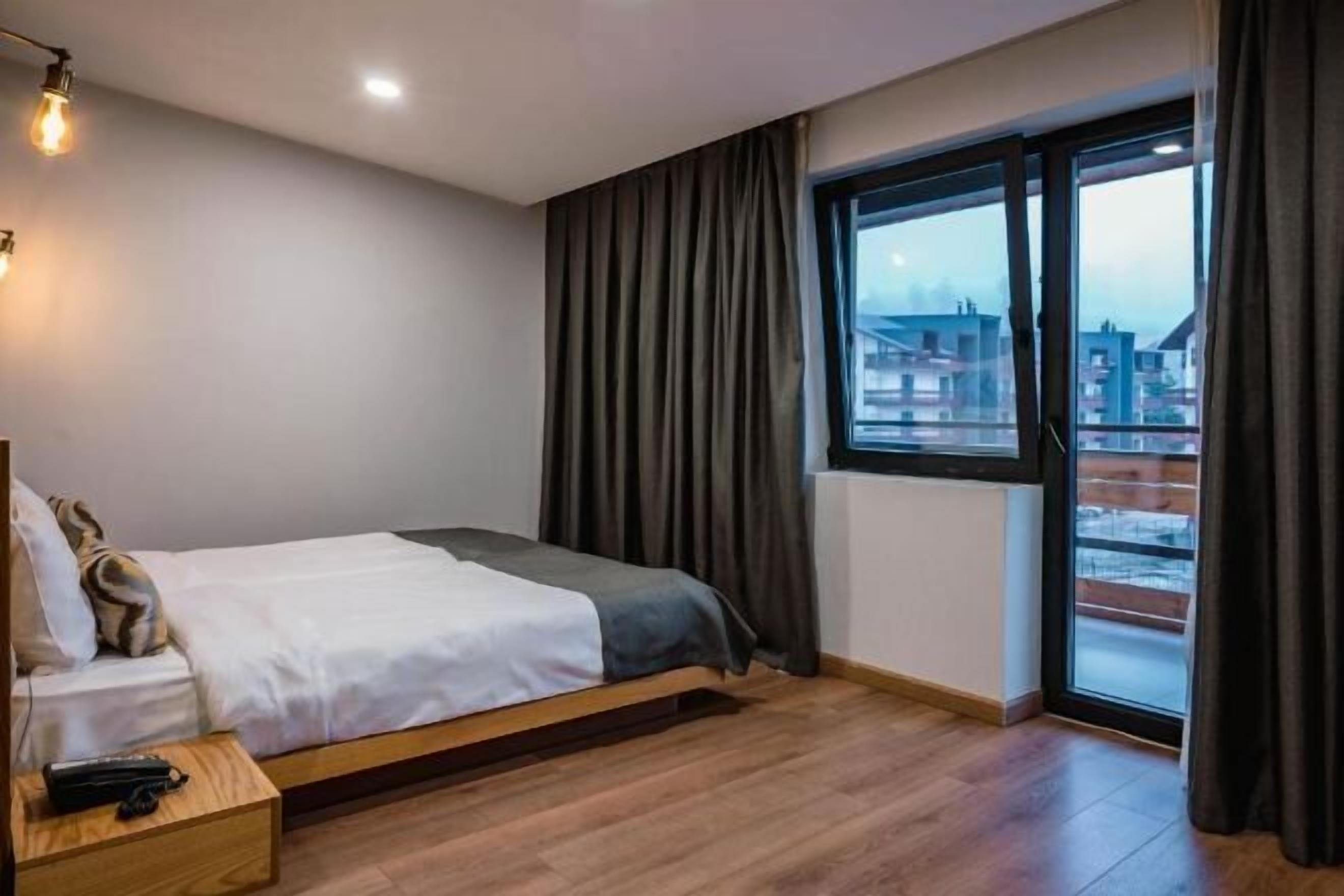 Luxe beddengoed, bedden met traagschuimmatrassen, een kluis op de kamer