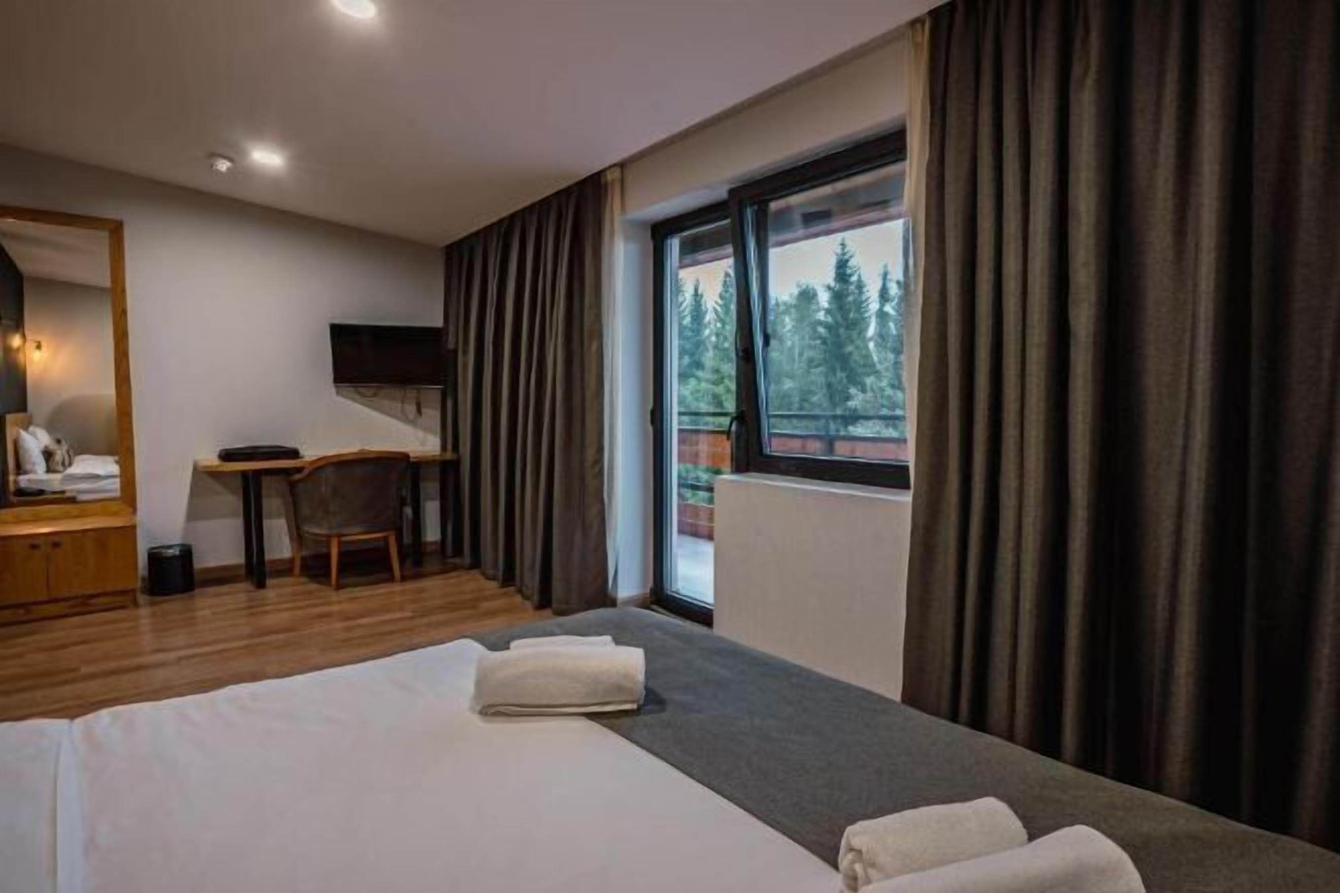 Luxe beddengoed, bedden met traagschuimmatrassen, een kluis op de kamer