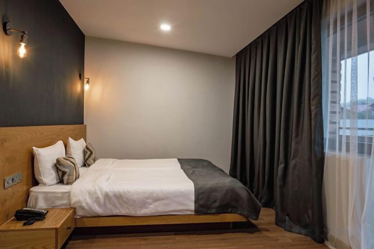 Sengetøy av topp kvalitet, memory foam-senger og safe på rommet