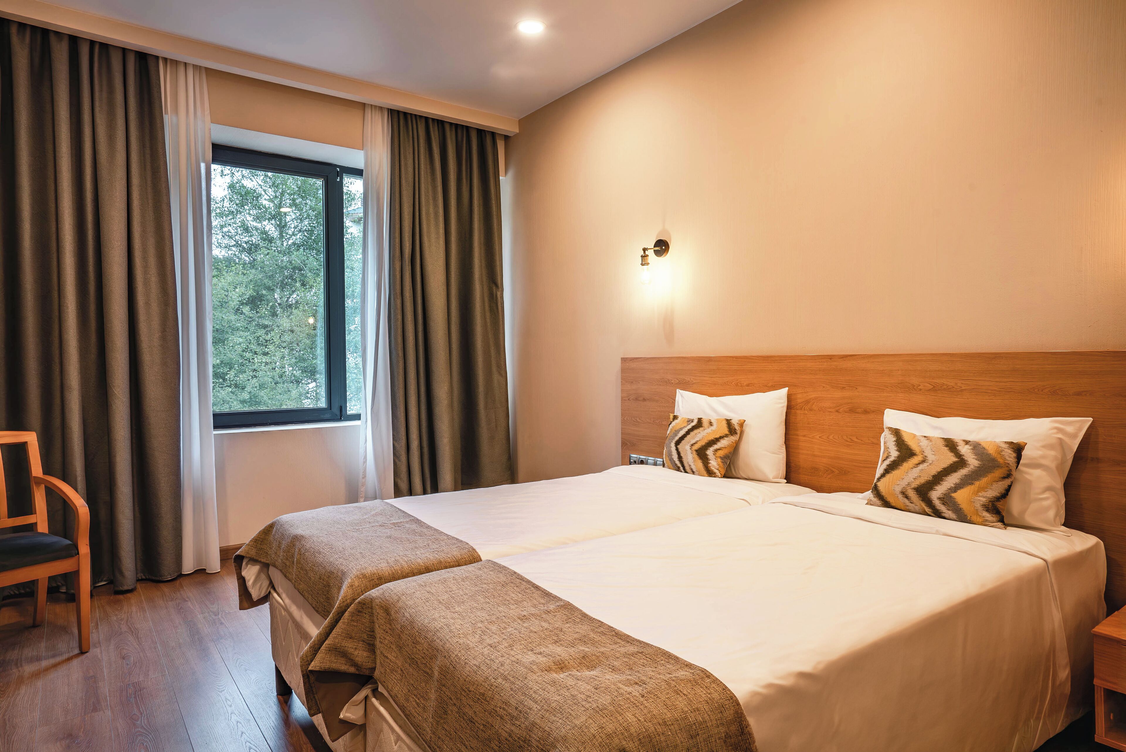 Habitación económica con 2 camas individuales | Ropa de cama de alta calidad y camas con efecto memoria 