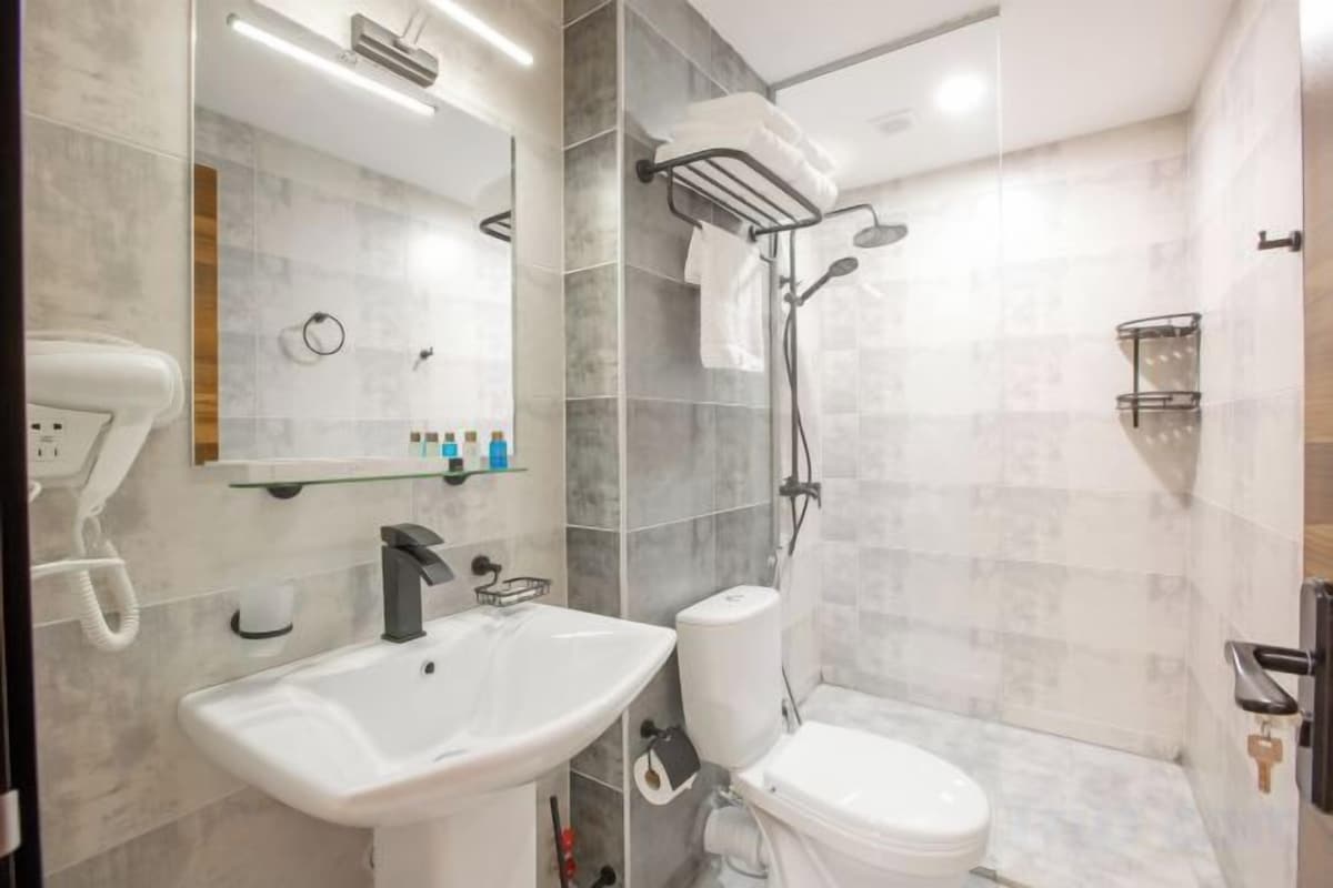 Shower, rainfall showerhead, free toiletries, hair dryer