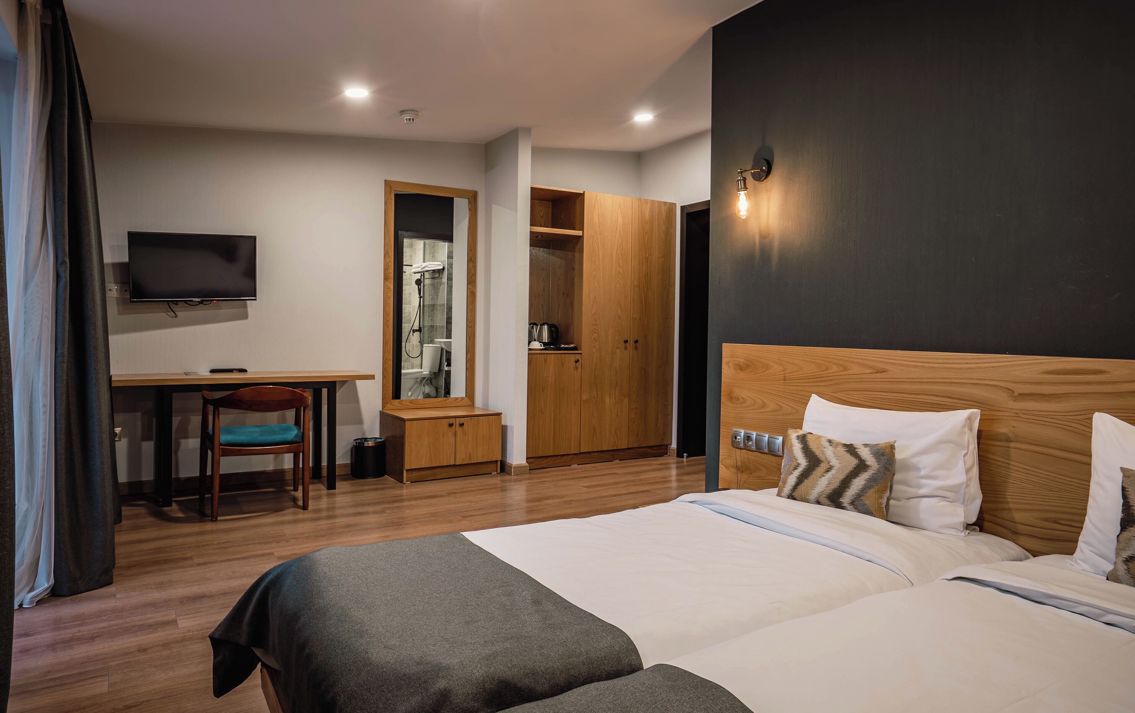 Luxe beddengoed, bedden met traagschuimmatrassen, een kluis op de kamer