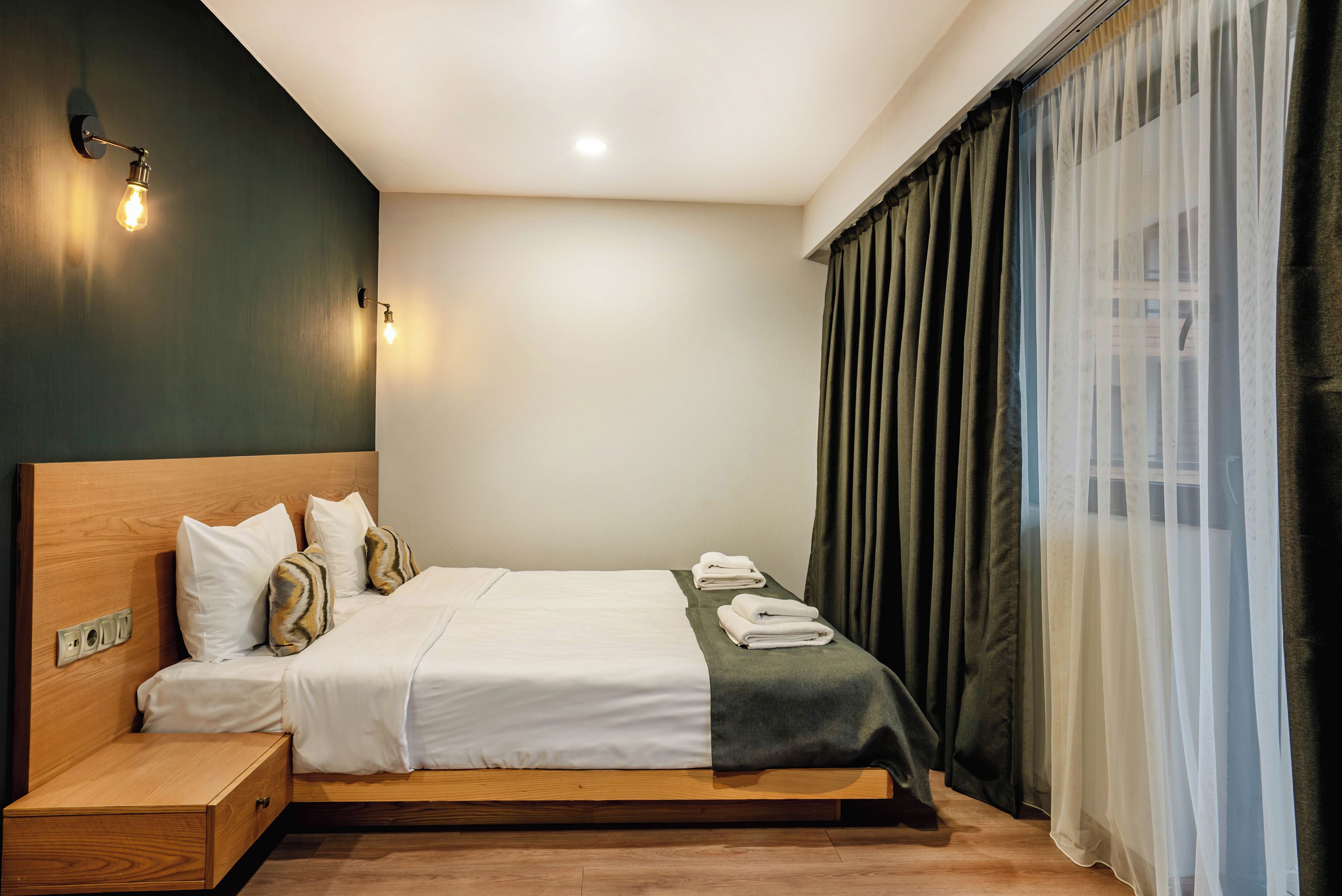 Luxe beddengoed, bedden met traagschuimmatrassen, een kluis op de kamer