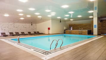 Piscine couverte, accÚs possible de 10 h 00 à 22 h 00, chaises longues