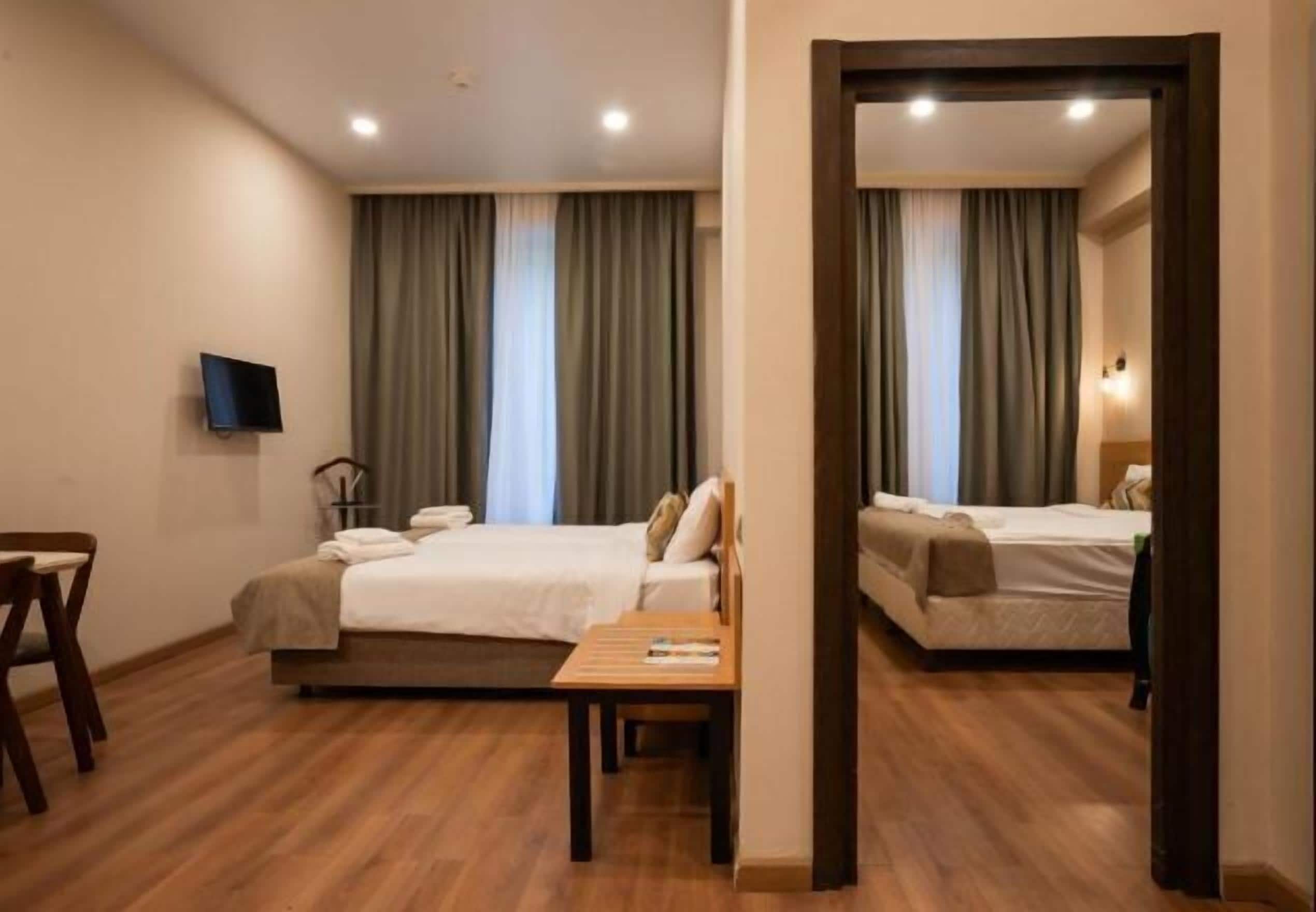 Luxe beddengoed, bedden met traagschuimmatrassen, een kluis op de kamer