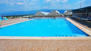 2 indoor pools, outdoor pool