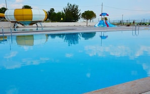 2 piscines couvertes, piscine extérieure