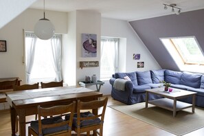 TV connectée, lecteur de DVD, table de tennis de table, livres