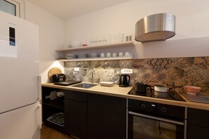 Kühlschrank, Mikrowelle, Ofen, Herdplatte