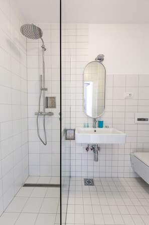 Dusche, Haartrockner, Handtücher, Seife