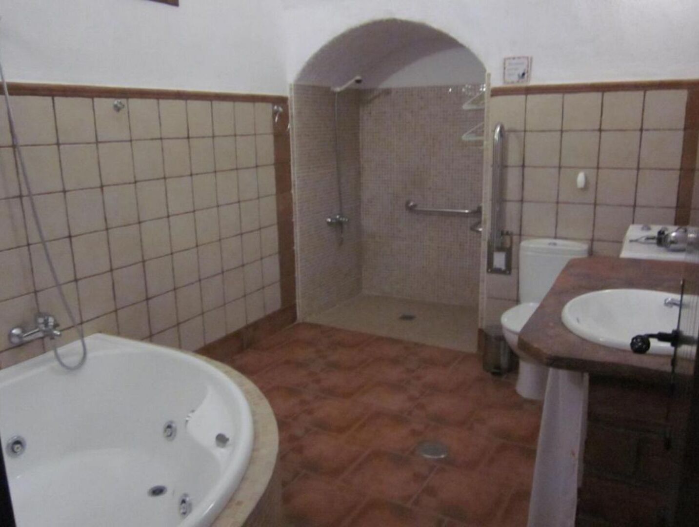 Un baño con bañera, ducha e inodoro.