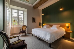 8 quartos, cofres nos quartos, Wi-Fi, roupa de cama