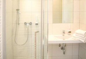 Standard Room | Bathroom | Shower, free toiletries, hair dryer, towels - Gasthof Wachter (Gaal)