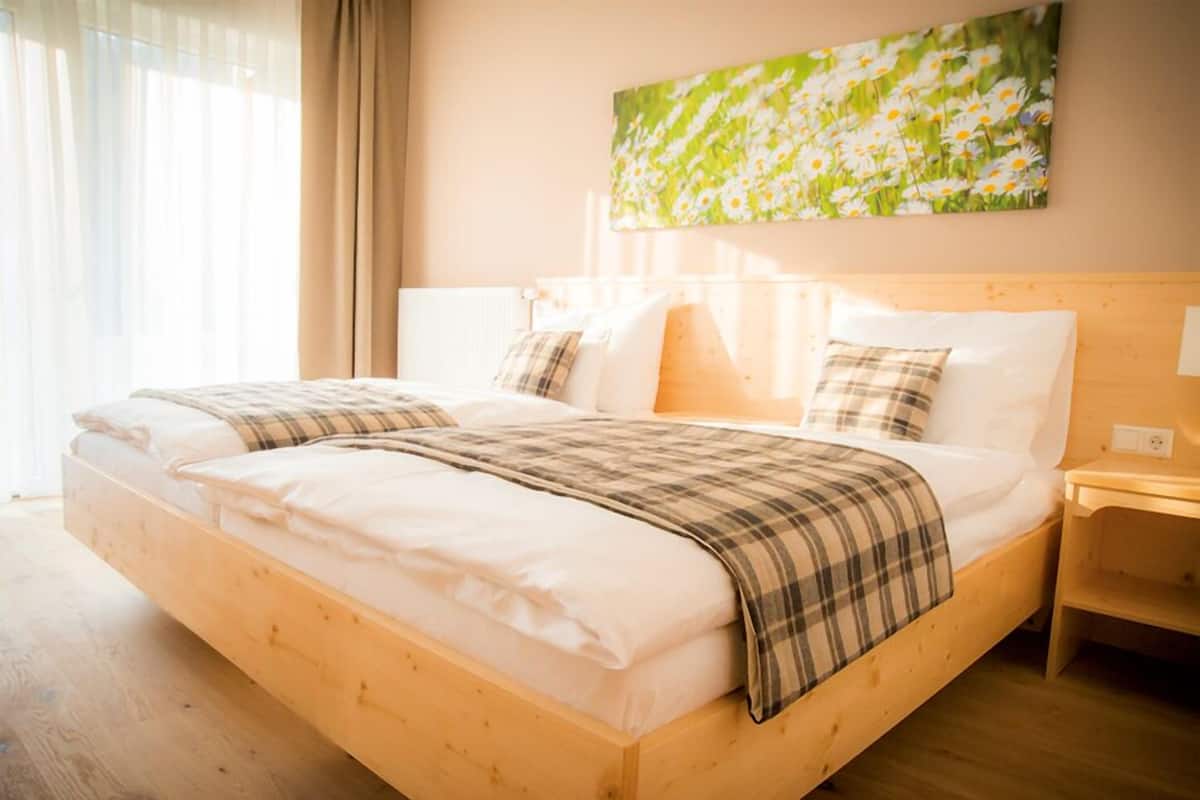 Standard Room | Hypo-allergenic bedding, minibar, in-room safe, desk