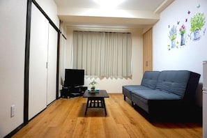 Apartment (202) | Ruang tamu | TV skrin rata 