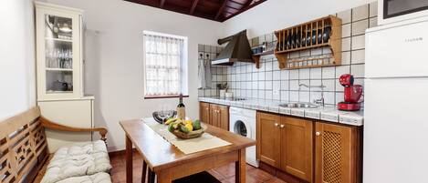 KĂŒhlschrank, Mikrowelle, Herdplatte, Wasserkocher mit Kaffee-/Teezubehör
