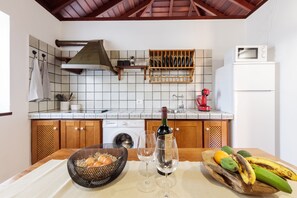 Réfrigérateur, micro-ondes, plaque de cuisson, cafetière/bouilloire