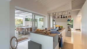 Kühlschrank, Mikrowelle, Ofen, Geschirrspüler