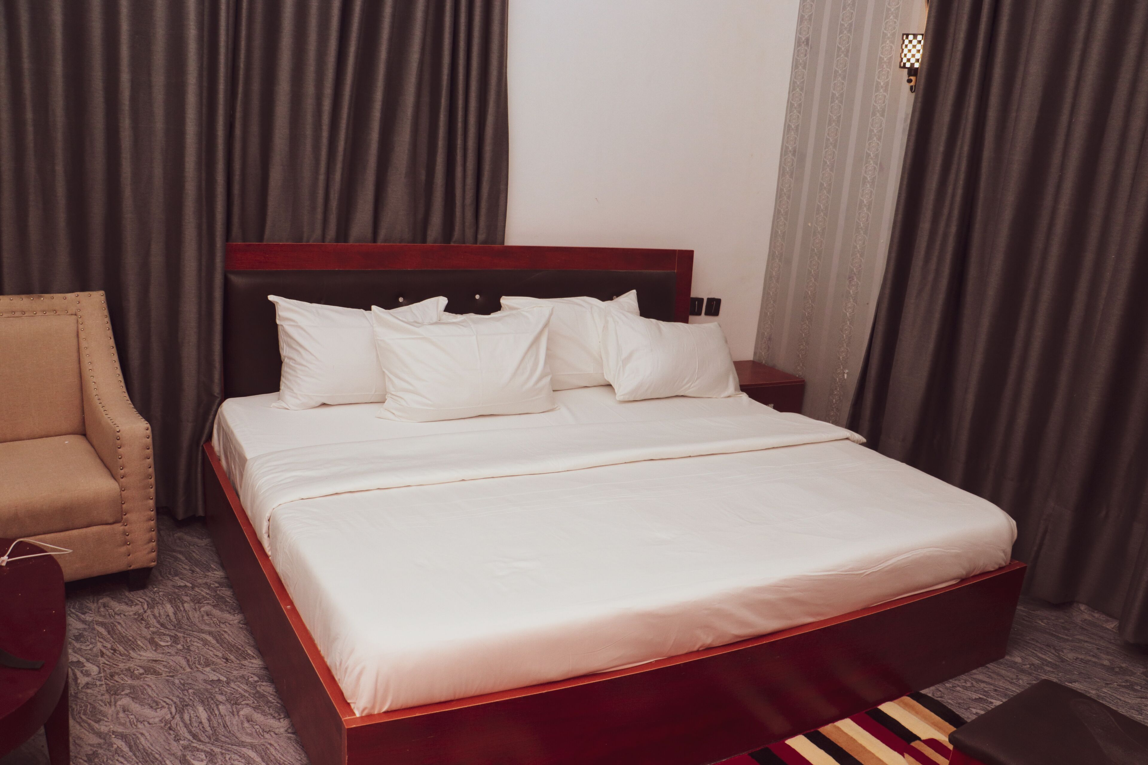 Kamar Basic | Seprai katun Mesir, seprai premium, busa memori, dan minibar