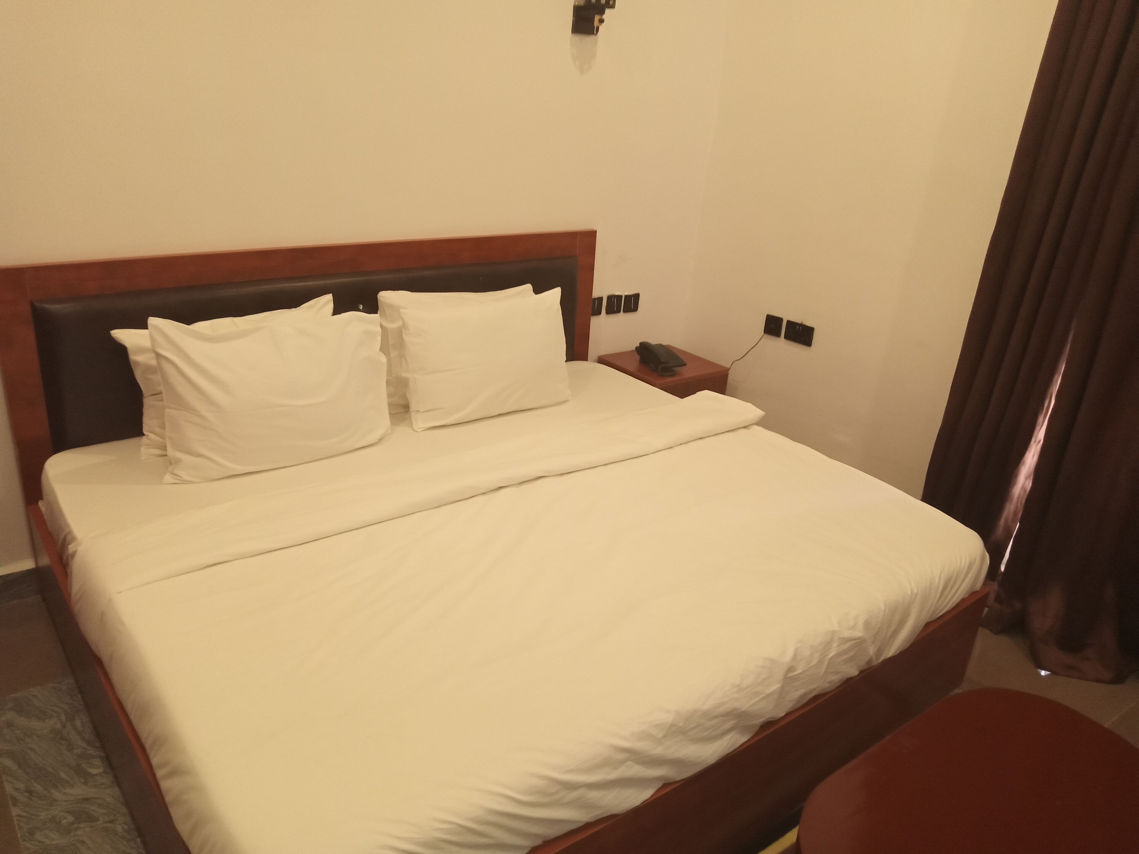 Suite | Seprai katun Mesir, seprai premium, busa memori, dan minibar