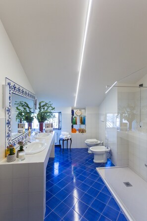 Shower, hair dryer, slippers, bidet - DUOMO LUXURY APARTMENT (Orvieto)